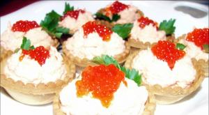 Tartlets: options for preparing a festive appetizer with caviar